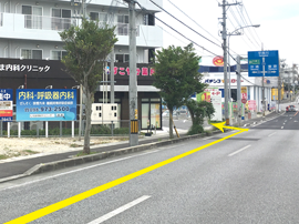 沖縄市方面からみた駐車場入り口画像01