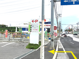 沖縄市方面からみた駐車場入り口画像02